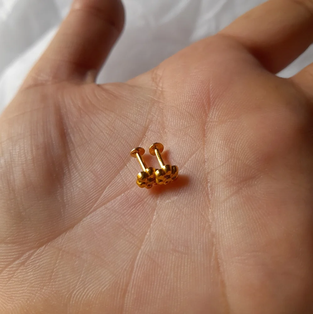 Beautiful new flower desine studs - Picture 7 of 8